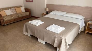 Chambre Quadruple Confort, 1 grand lit et 1 canapé-lit | Literie de qualité supérieure, bureau, chambres insonorisées