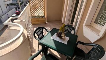 Comfort-Vierbettzimmer, 1 Queen-Bett und Schlafsofa | Terrasse/Patio