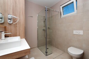 Suite junior | Baño | Ducha, artículos de higiene personal gratuitos y secador de pelo