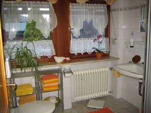Douche, sĂšche-cheveux, serviettes fournies