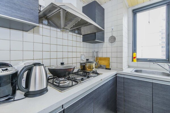 Kühlschrank, Mikrowelle, Herdplatte, Wasserkocher