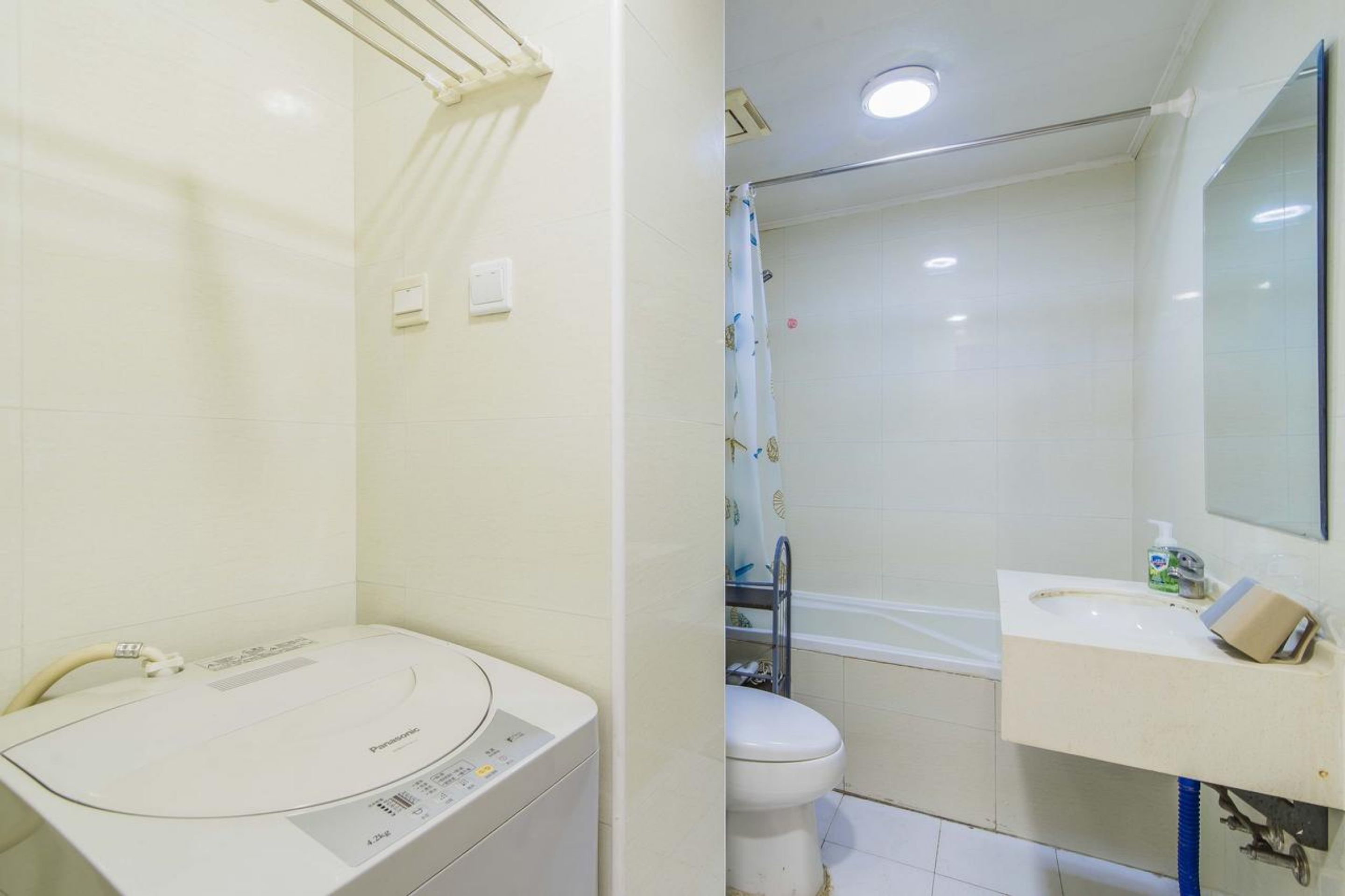 Studio | Badezimmer | Komfortbadewanne, Regendusche, kostenlose Toilettenartikel, Haartrockner