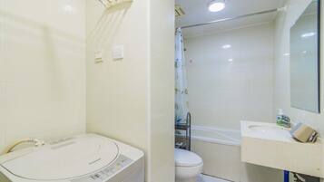 Studio | Badezimmer | Komfortbadewanne, Regendusche, kostenlose Toilettenartikel, Haartrockner