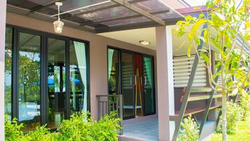 Deluxe Double Room | Minibar, blackout drapes, free WiFi, bed sheets