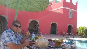 Daily continental breakfast (EUR 9 per person)