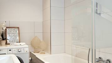 Basic Apartment Nr. 10 | Bathroom | Deep soaking tub, free toiletries, hair dryer, towels