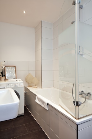 Basic-Apartment (Apartment Nr. 10) | Badezimmer | Komfortbadewanne, kostenlose Toilettenartikel, Haartrockner, Handtücher