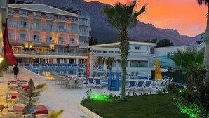 A hotel with multiple floors, outdoor pool, and lounge chairs. - SL La Perla Hotel Kemer All Inclusive  (Kemer)