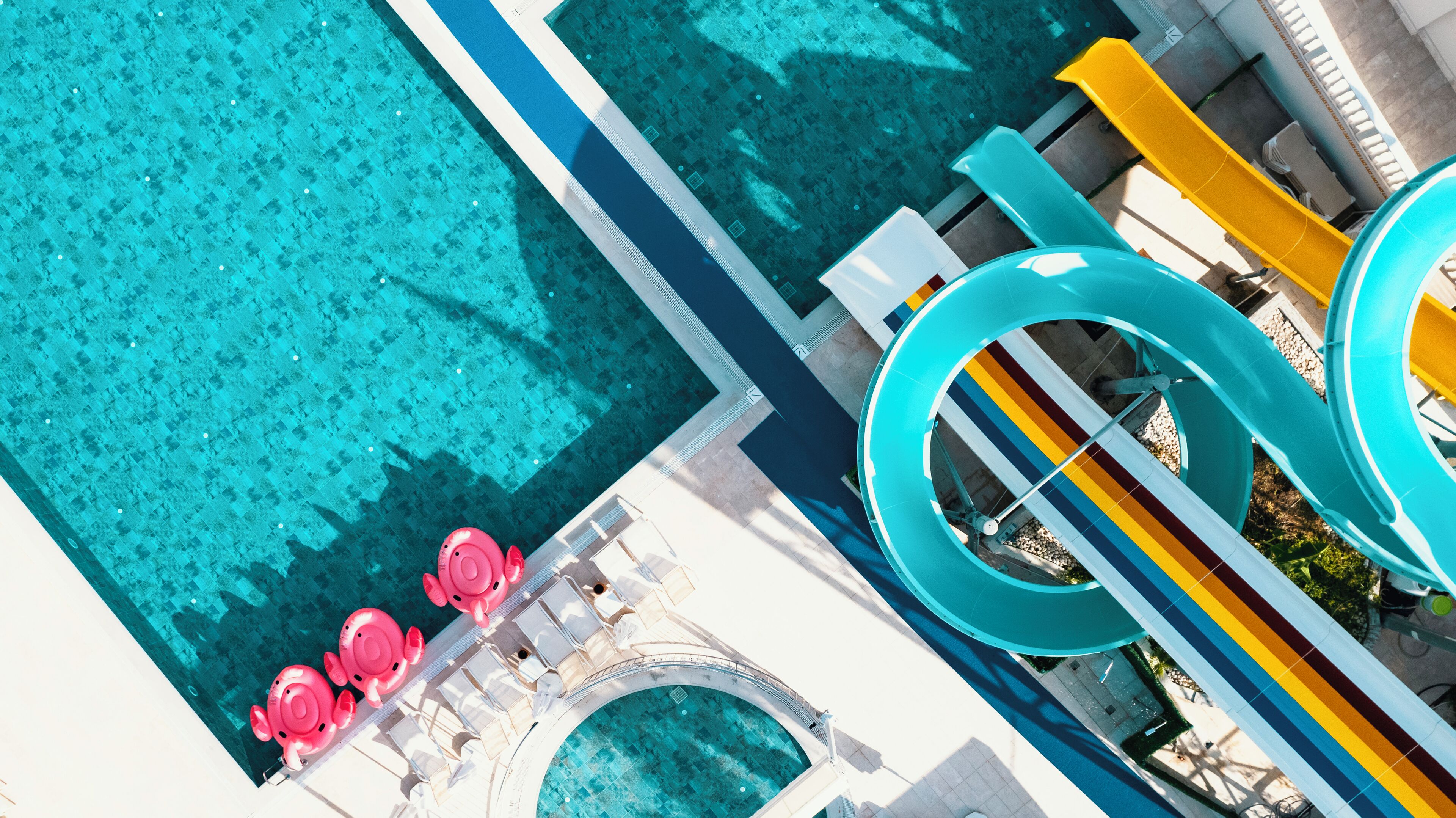 2 Außenpools, geöffnet von 08:00 Uhr bis 18:30 Uhr, Sonnenschirme