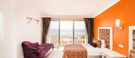 Una habitación de hotel con balcón, dos camas, una silla y un escritorio.