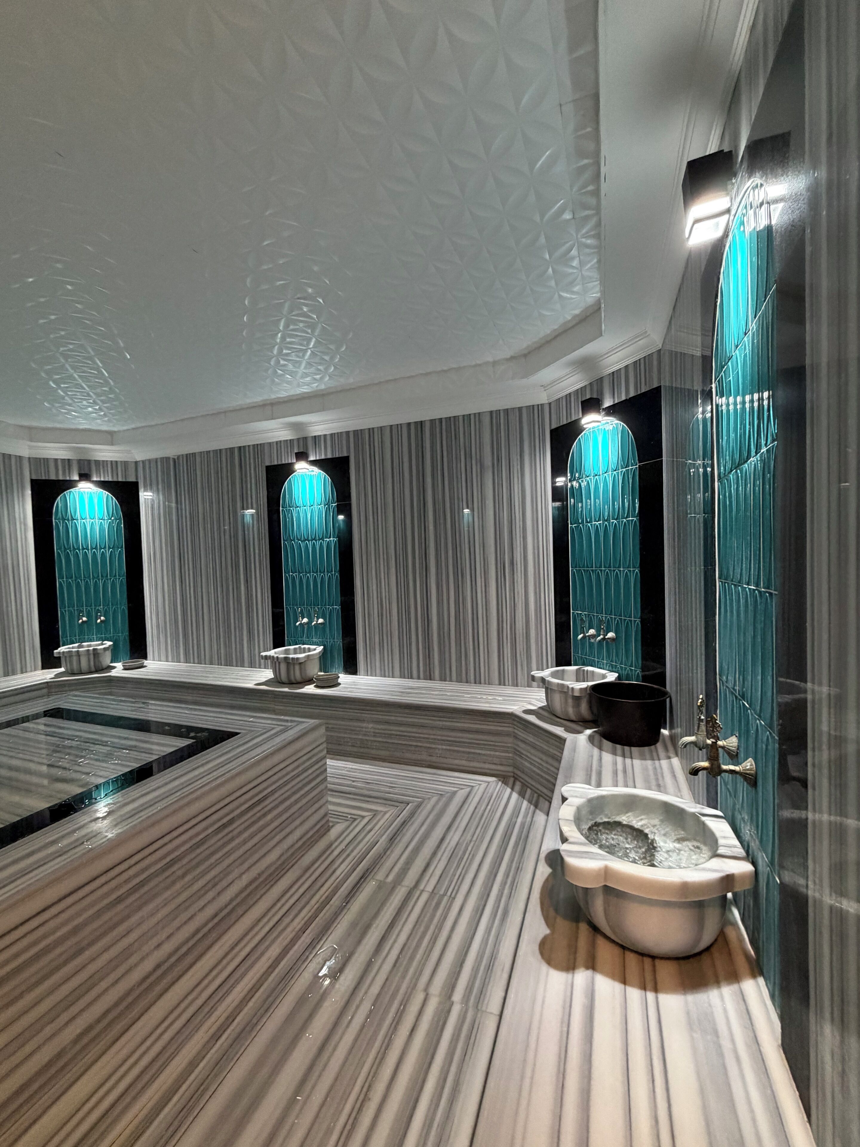 Une salle de bain moderne dotée d’une grande baignoire, d’une douche séparée et d’un meuble-lavabo.
