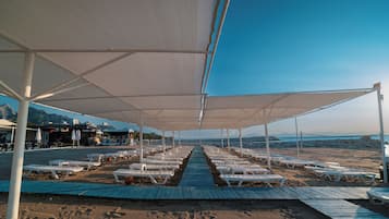 Spiaggia privata, cabine da spiaggia gratuite, lettini da mare