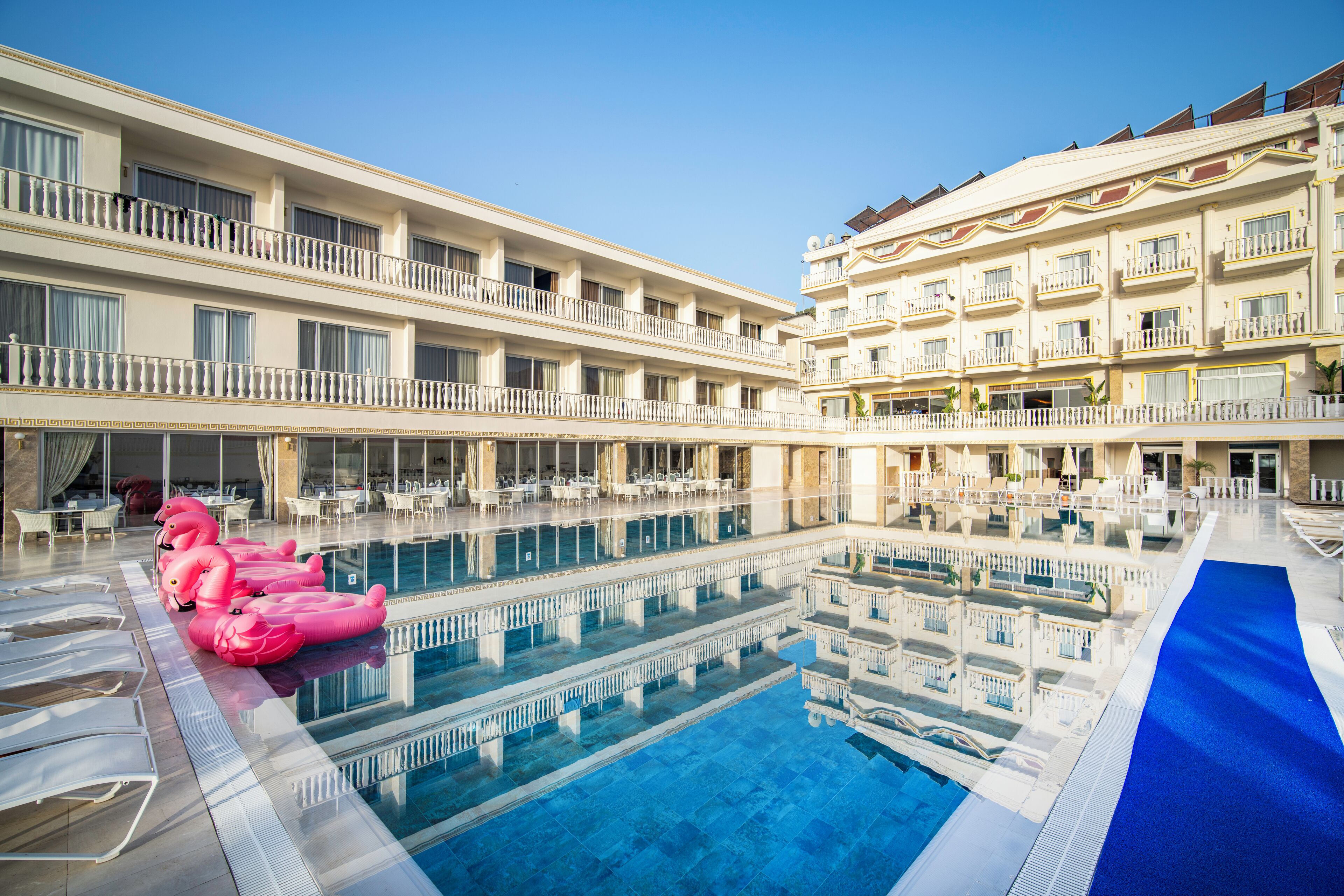 2 albercas al aire libre, sombrillas en la alberca y camastros 