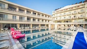 2 albercas al aire libre, sombrillas en la alberca y camastros