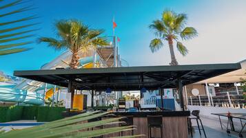 2 bar/lounge, bar a bordo piscina