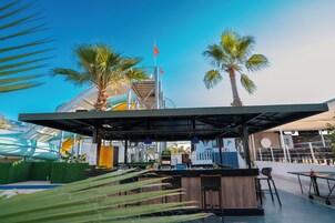 2 bars/lounges, poolside bar