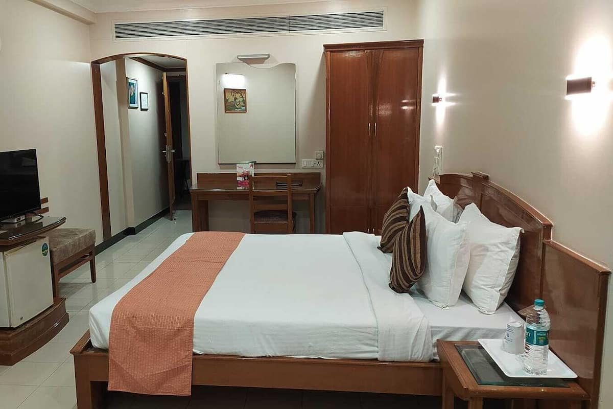 Executive Single Room, 1 Bedroom, Smoking, City View | Minibar, in-room safe, desk, soundproofing