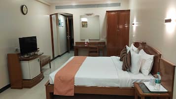 Executive Single Room, 1 Bedroom, Smoking, City View | Minibar, in-room safe, desk, soundproofing