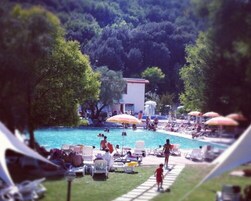 Una piscina techada, una piscina al aire libre de temporada