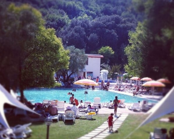 室内游泳池,季节性开放的室外游泳池