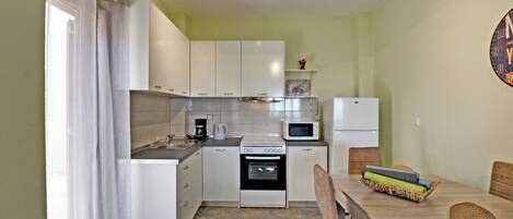 Appartement Duplex Panoramique, vue mer, vue mer (Nireus) | Cuisine privée | Réfrigérateur, micro-ondes, four, plaque de cuisson