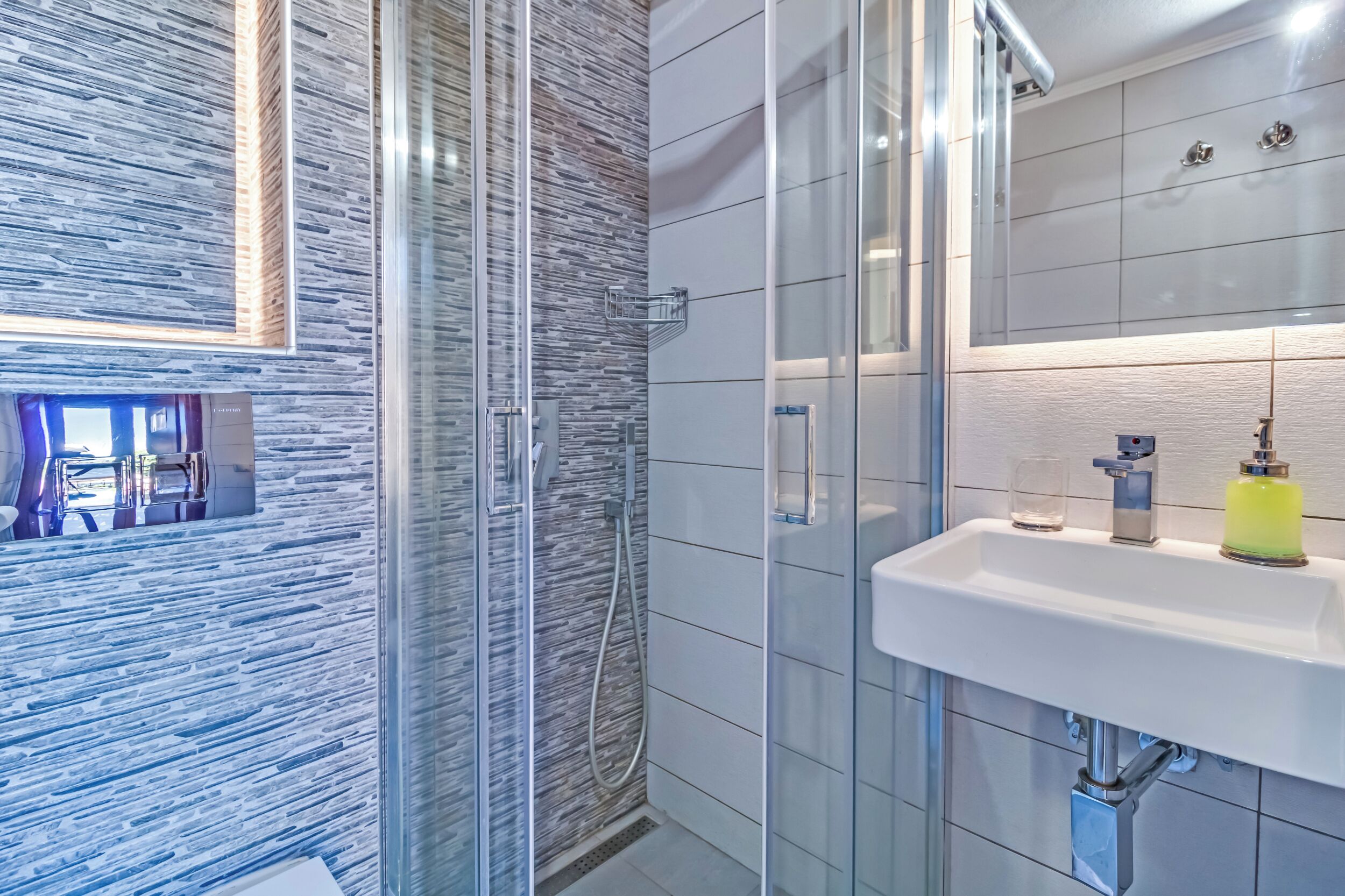 Duplex panoramique, 2 chambres, piscine privée, face à la mer (Proteas) | Salle de bain | Douche, séchoir à cheveux, serviettes fournies, savon