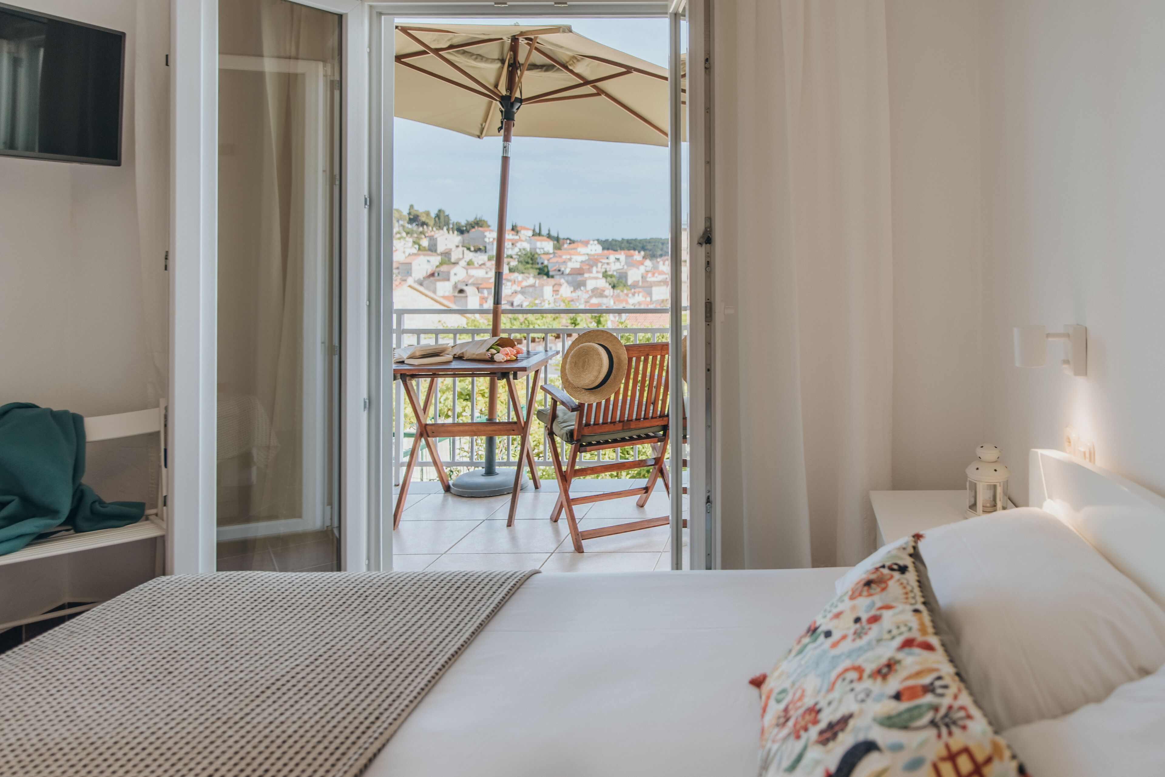 ملاءات للفراش لا تسبب الحساسية وخزنة داخل الغرفة