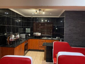 Frokost, lunsj og middag serveres, lokale og internasjonale retter