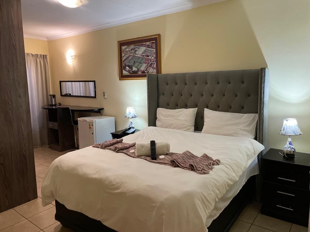 Double Room, 1 Queen Bed | Minibar, in-room safe, blackout drapes, free WiFi
