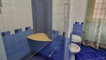 Camera tripla | Bagno | Doccia, set di cortesia gratuito, asciugacapelli, accappatoio