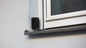 A window with a built-in control panel for adjusting the window's position. - Apartments 4 YOU - Lange Strasse (Fuerth)