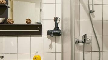 Standard Studio, Kitchenette, Ground Floor | Bathroom | Shower, free toiletries, hair dryer, towels