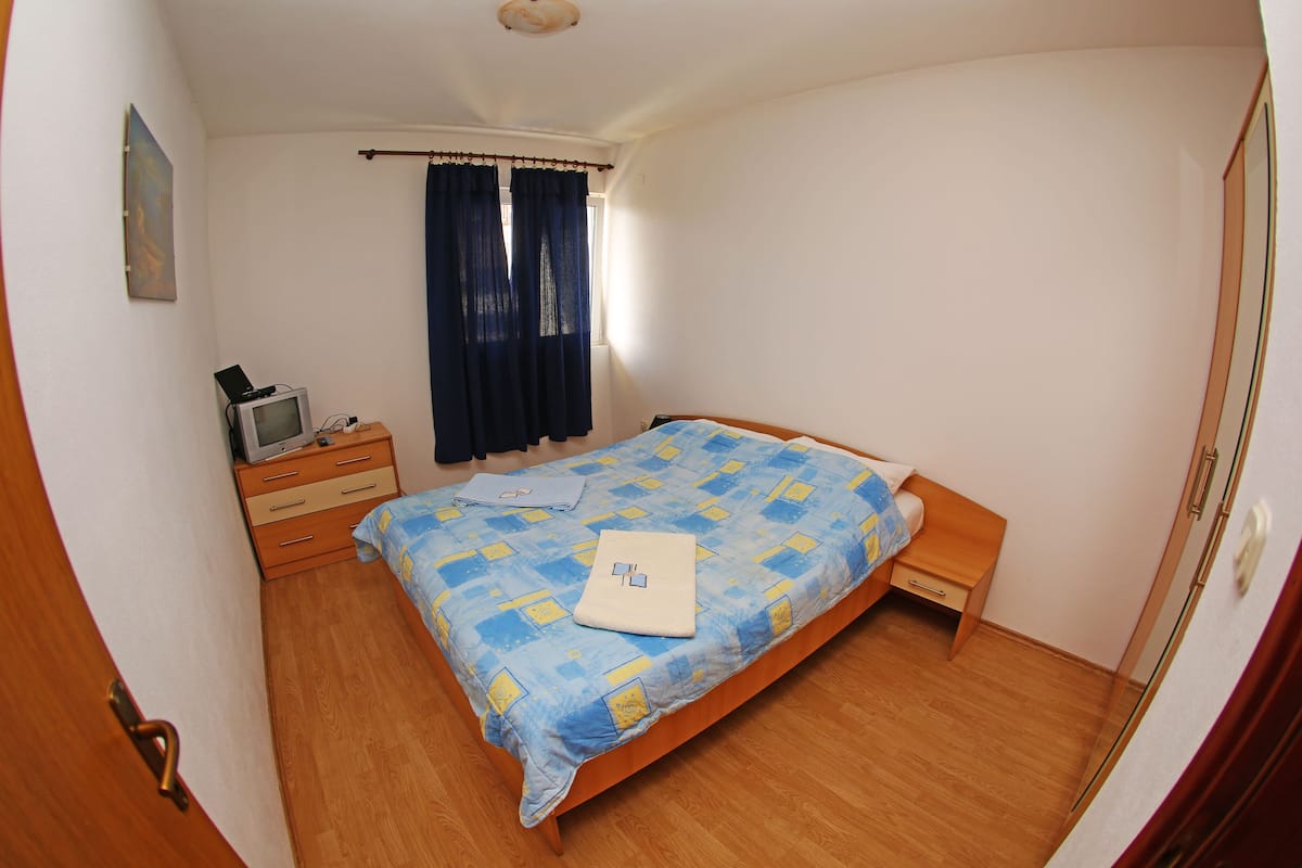 Apartamento, 2 habitaciones, balcón, vistas al mar | 1 dormitorio, wifi gratis, ropa de cama