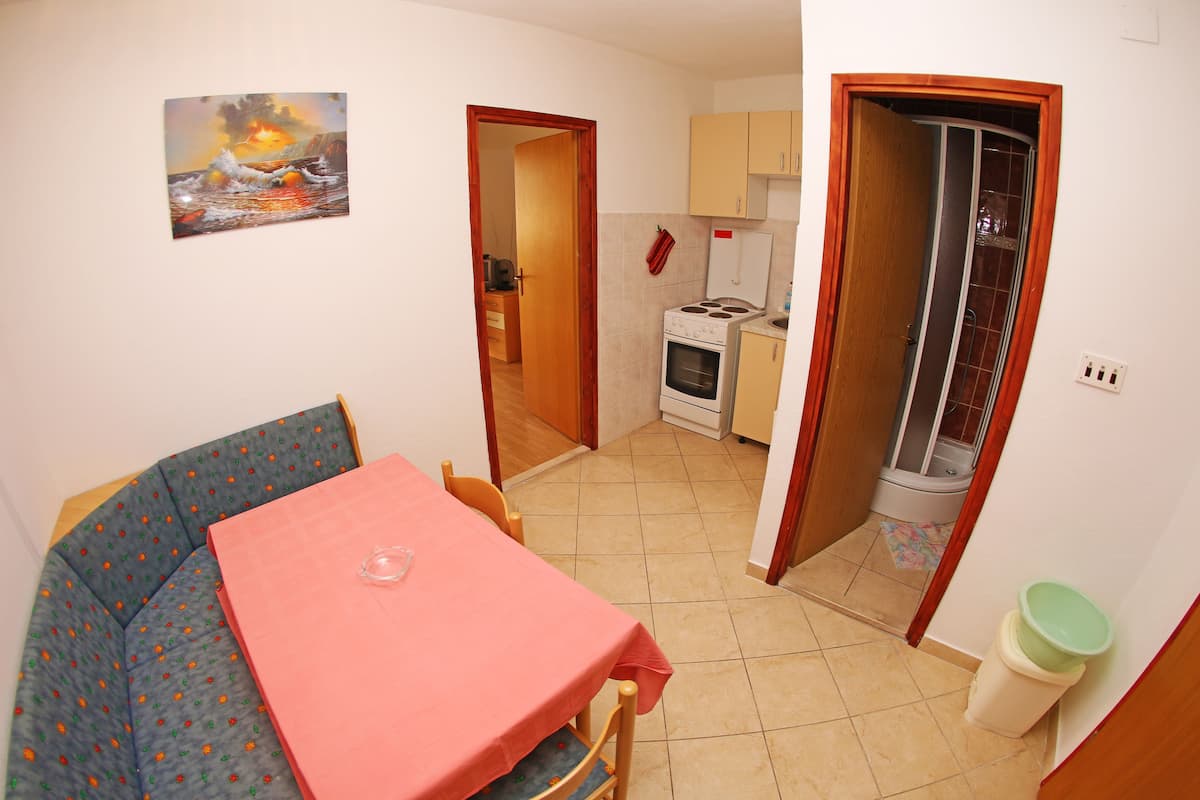 Apartamento, 1 habitación, balcón, vistas al mar | 1 dormitorio, wifi gratis, ropa de cama