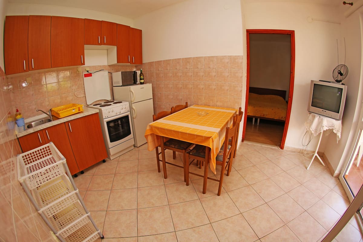 Apartamento, 1 habitación, vistas al jardín | Cocina privada | Frigorífico, horno, hervidor eléctrico y artículos de limpieza