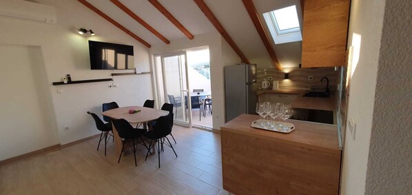 Apartment 5, 3 bedrooms, Terrace, Partial Sea View | Cuisine privée | Réfrigérateur, un four, bouilloire électrique, produits de nettoyage