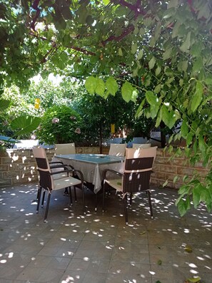 Apartment, 1 Bedroom, Patio | Hageutsikt