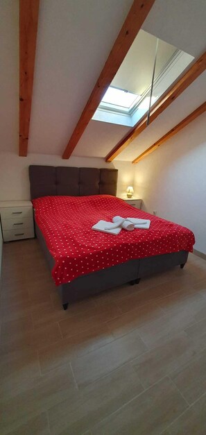 Apartment 5, 3 bedrooms, Terrace, Partial Sea View | Accès au Wi-Fi (inclus), literie fournie