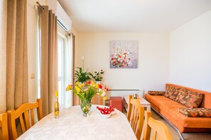 Appartement, 2 slaapkamers, balkon (A6) | Dineren op de kamer