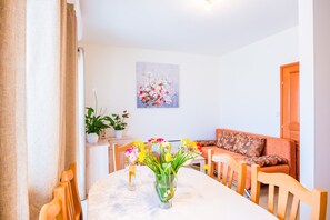 Appartement, 2 slaapkamers, balkon (A6) | Dineren op de kamer