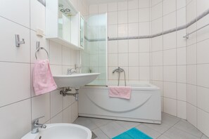 Departamento, 3 habitaciones (A4) | Baño | Regadera, secadora de cabello, papel de baño 