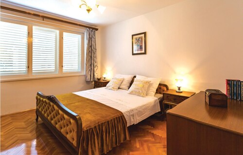 Cozy apartment in Ploce with WiFi