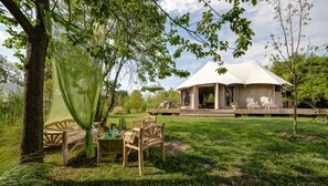 Tent | Luxe beddengoed, donsdekens, een minibar, een bureau