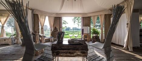 Hochwertige Bettwaren, Daunenbettdecken, Minibar, Schreibtisch