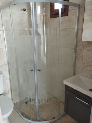 Standard Triple Room | Bathroom | Shower, hair dryer, towels