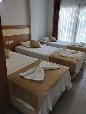 Standard Triple Room | Bed sheets - Soleil Otel (Kusadasi)