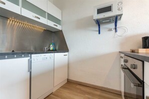 Kühlschrank, Mikrowelle, Ofen, Geschirrspüler