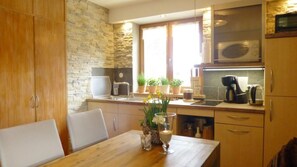 Fridge, microwave, coffee/tea maker, cookware/dishes/utensils - Ferienwohnung „FEELINGS“, 45 m², 1-3 Personen, Schlafzimmer, Wohnküche, Dusche/WC, Balkon, WLAN (Unterwössen)