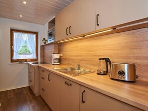 Réfrigérateur, micro-ondes, lave-vaisselle, chaise haute