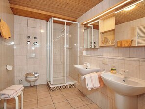 Dusj, hårføner og håndklær